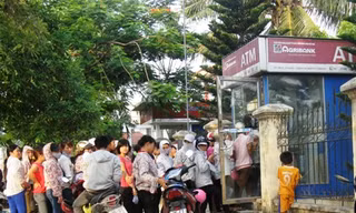 Khốn khổ vì kiểu lĩnh lương hiện đại, văn minh. Ảnh minh họa: Nguyễn Thúy