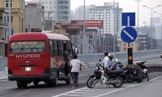 Xe tạt vào bắt khách, 8 người phải nhập viện