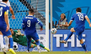 Papastathopoulos (19) ghi bàn san bằng tỷ số cho Hy Lạp. Ảnh: Reuters