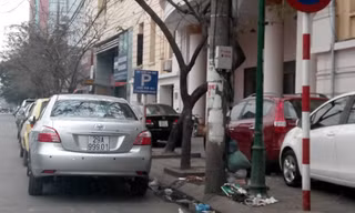Biển cấm dừng đỗ, ngay sát đó lại cắm biển điểm đỗ xe