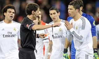 Truất quyền thi đấu Ronaldo, trọng tài lĩnh án 3 trận