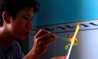 Xem nghệ nhân 'chế tác' rồng thuỷ tinh trong 10 phút