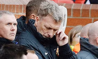 HLV David Moyes cũng không biết cần phải làm gì lúc này. Ảnh: EPA