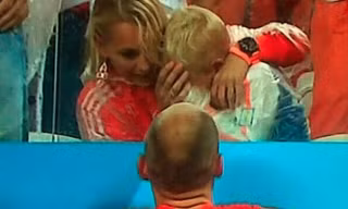 Con trai Robben khóc ròng trên khán đài, không thèm nhìn bố
