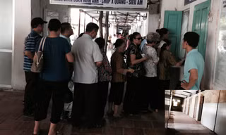 Nhiều máy X quang, siêu âm tại Bệnh viện Thanh Nhàn có thời gian thuê lên tới 10 năm (ảnh lớn) Đây là khu Nhà ăn Bệnh viện Thanh Nhàn được “XHH” tối thiểu 20 năm! (ảnh nhỏ). Ảnh: Tuấn Minh