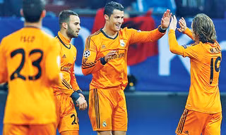 Ronaldo chia vui cùng đồng đội trong ngày Real Madrid lập kỷ lục Champions League. ảnh: Getty Images