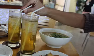 Cận cảnh giá mì gói, trà đá mới ở sân bay Tân Sơn Nhất