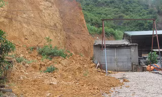 Nhà bị đất vùi lấp, làm 2 mẹ con bé Tâm gặp nạn. Ảnh: Duy Chiến
