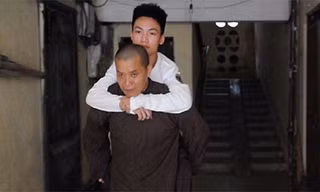 Nhà sư cõng trò đi thi đại học