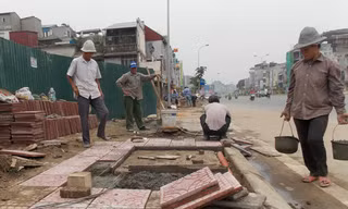 Mới thông xe chưa được 6 tháng nhưng vỉa hè đường vành đai 1 đoạn Ô Chợ Dừa - Hoàng Cầu đã phải vá víu nhiều đoạn. Ảnh: T. Đảng