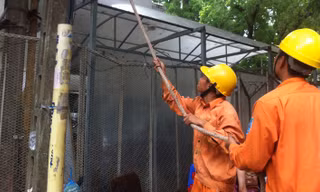 Dù trời nắng nóng kéo dài nhưng EVN cố gắng không để mất điện. Ảnh: Phong Cầm