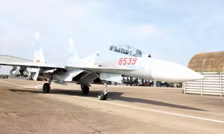 Su 30MK2 với 4 thùng phóng rocket dưới 2 cánh máy bay lăn bánh ra đường băng. Ảnh: Văn Thành