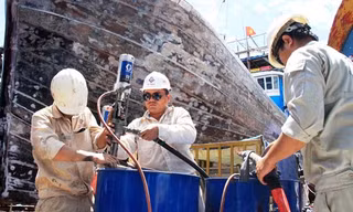 Chuẩn bị vật liệu phun Polyurea. ảnh: Nguyễn Huy