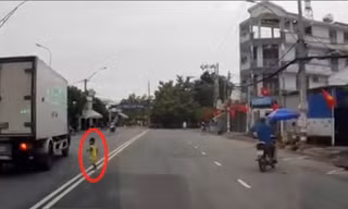'Đứng tim' giây phút bé trai băng qua đường trước ô tô