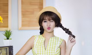 Hot girl 17 tuổi tinh nghịch với họa tiết caro màu sắc