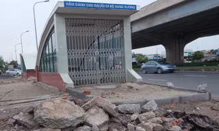 Hầm chui trăm tỷ “đắp chiếu”, dân leo dải phân cách