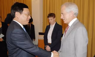 Phó Thủ tướng Phạm Bình Minh và Thượng nghị sỹ Hoa Kỳ Bob Corker. Ảnh: VGP/Hải Minh