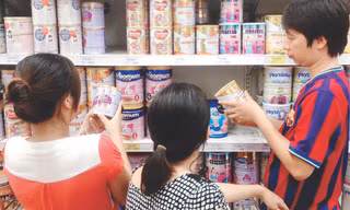 Bộ Tài chính cho rằng, với việc áp trần giá sữa, nhiều sản phẩm sẽ phải giảm giá. Ảnh: Như Ý