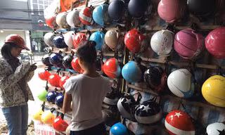 Loại mũ bảo hiểm thời trang, mũ lưỡi trai hầu như đã biết mất khi quy định xử phạt người đội mũ không đủ ba lớp có hiệu lực. Thay vào đó, mũ bảo hiểm đủ ba lớp giá 50.000 đồng/chiếc được bày bán tràn lan trên vỉa hè Hà Nội