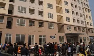  Khách hàng tập trung khiếu nại chủ đầu tư tại nhà No-12-3 (Sài Đồng, Long Biên, Hà Nội). Ảnh: L.H.V