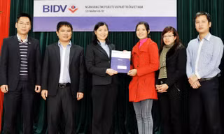  Trả lại tiền cho người để quên ở cột ATM 