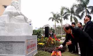 Giảng viên và sinh viên cùng dâng hoa trước tượng danh nhân