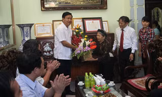 Bà Đinh Thị Nụ (vợ liệt sỹ) đã góp gần 300 triệu đồng để làm đường ”cho sạch và dễ đi”.