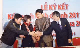  Ông Đoàn (đầu tiên từ bên phải) trong lễ ký kết với đối tác. ảnh: Cao Nhung