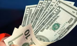 Giá USD tự do hạ nhiệt, ngân hàng vẫn kịch trần
