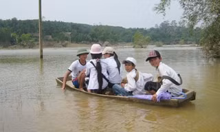 Học sinh sơ tán mùa bão lũ. Ảnh: VietNamNet.
