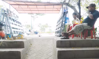 Căn nhà 346/112 Phan Văn Trị như một cái hang, phải xây bậc tam cấp để leo ra đường Phạm Văn Đồng. ảnh: LT