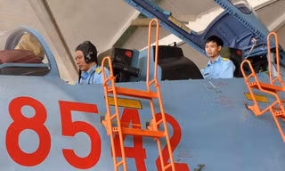 Thiếu tá Nguyễn Công Tênh (ngồi trước) và trung úy Trần Gia Chuân kiểm tra thiết bị trên máy bay Su 30MK2. Ảnh: T.Đ