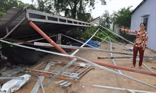 Bà Nguyễn Thị Minh Nguyệt tại ngôi nhà bị đánh sập