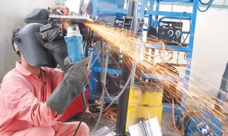 Đa số thanh niên hiện đang thích làm “thầy” hơn làm “thợ”. (Trong ảnh: Học nghề hàn bậc cao 6G - một nghề đang thiếu tại nhiều công trình xây dựng lớn hiện nay). ảnh: Phong Cầm