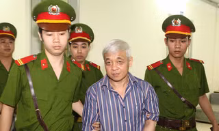 Dẫn giải bị cáo Nguyễn Đức Kiên đến tòa. Ảnh: TTXVN