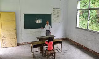 Ông Xie và học sinh duy nhất trong một lớp học nhỏ của ngôi trường. Ảnh: China News.