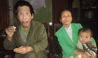 Vợ chồng anh Nguyễn Hữu Thu và cháu. Ảnh: K.N