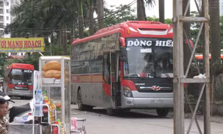  Xe du lịch Dòng Hiền hoạt động như xe khách cạnh Bến xe Mỹ Đình dưới danh nghĩa đưa cựu chiến binh về thăm chiến trường xưa 