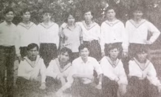 9 người lính Trường Sa (mặc áo hải quân) bị Trung Quốc bắt giữ được thả về sau 3 năm giam giữ trái phép (tác giả chụp lại từ ảnh tư liệu)