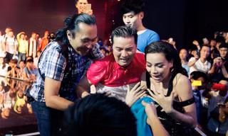 Hà Hồ, Mr Đàm bị xối nước đá trước hàng ngàn khán giả
