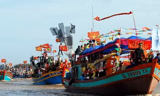 Đoàn tàu thỉnh cá Ông