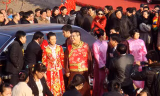 Vợ chồng tỷ phú Li Zhaohui (giữa) trong lễ cưới tháng 1/2010. Ảnh: Xinhua
