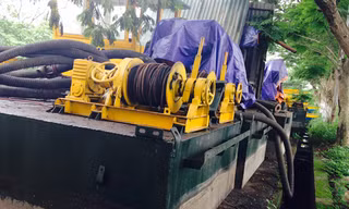 Tàu hút bùn xuống cấp từng ngày. Ảnh: Tuấn Minh