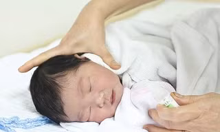 Dùng nước muối sinh lý để vệ sinh mũi cho trẻ.
