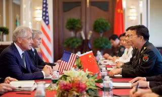 Bộ trưởng Quốc phòng Mỹ Chuck Hagel (trái) trong cuộc gặp Phó Tổng tham Mưu trưởng Trung Quốc Vương Quán Trung. Ảnh: AP