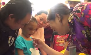 Bé gái bị hành hạ dã man hạnh phúc trong vòng tay cha