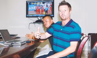 HLV CLB Hải Phòng Dylan Kerr cho rằng, VFF có hình thức kỷ luật không công bằng giữa cầu thủ Hải Phòng với Hà Nội T&T. Ảnh: VSI 