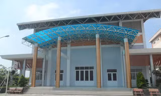  Nhà thi đấu đa năng ở trường THCS Định Môn rộng 1.000 m2 lãng phí khi đi vào khai thác. ẢNH: HOÀ HỘI