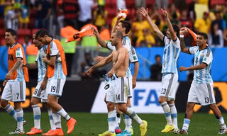 Kiểu tiến bước lầm lì của Argentina chưa làm CĐV nhà thỏa mãn. Ảnh: Getty Images