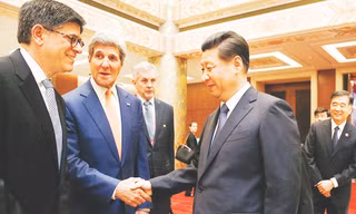Từ trái sang, hàng trước: Bộ trưởng Tài chính Mỹ Jack Lew, Ngoại trưởng Mỹ John Kerry và Chủ tịch Trung Quốc Tập Cận Bình ngày 9/7 tại Bắc Kinh. Nguồn: SCMP